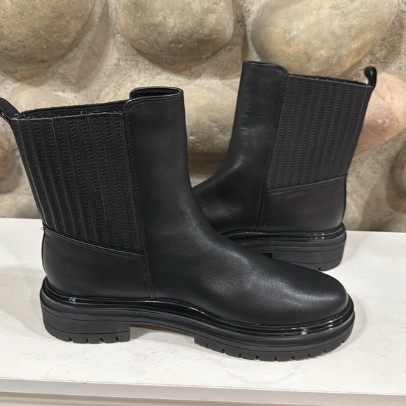 Johnston & Murphy Gianna Gore boot in black - Picture 7 of 10